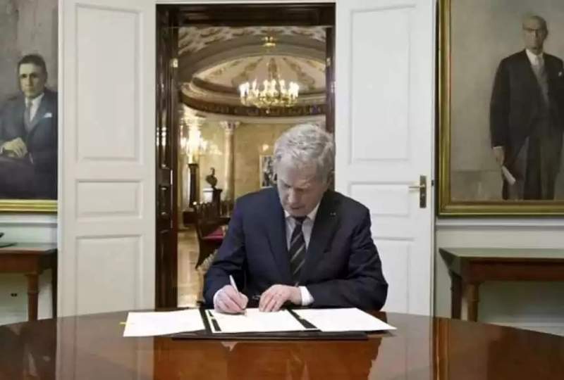 Финляндия басшысы НАТО-ға кіру туралы заңға қол қойды