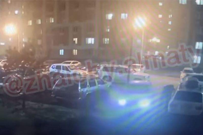 Алматыда соққыға жығылған жігіттің туыстары оқиға куәгерлерін іздеп жатыр  