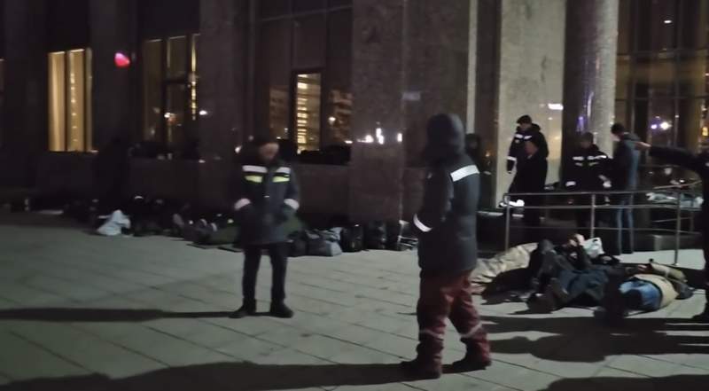 Астанада ереуілге шыққан жаңаөзендік мұнайшылар «ҚазМұнайГаз» ғимаратының жанында түнеді