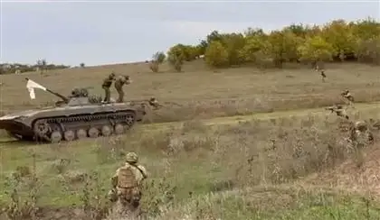 Украинадағы Ресей әскерилері ақ жалау іліп, беріле бастады 