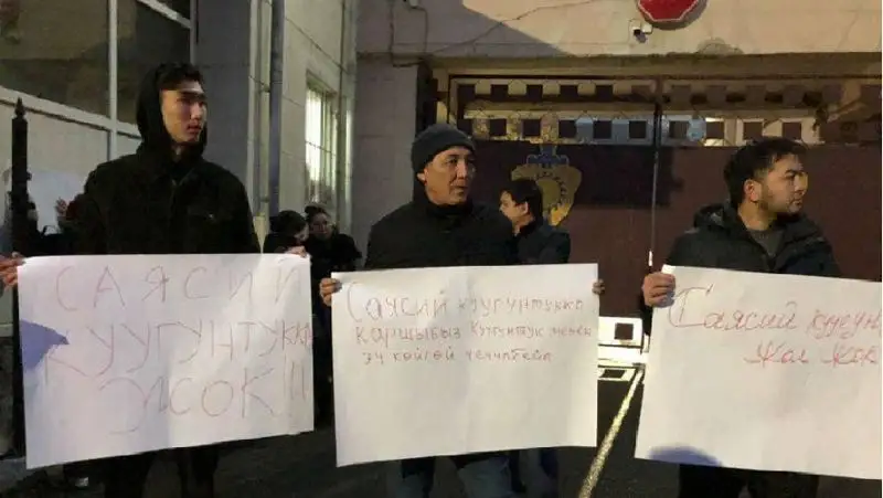 Бішкекте Кемпір-Абад су қоймасын Өзбекстанға беруге қарсы митингі өтіп жатыр