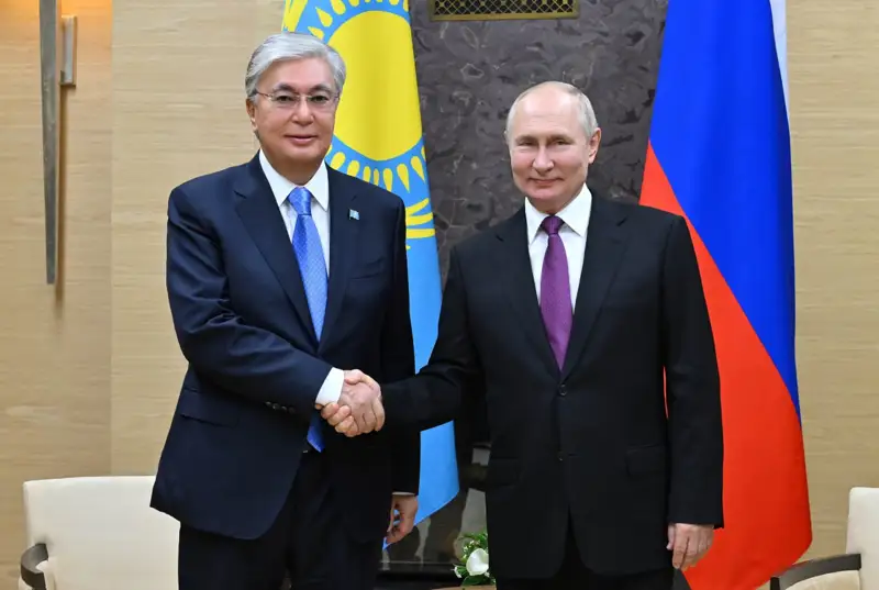 Тоқаев Путинмен кездесіп, туған күнімен құттықтады