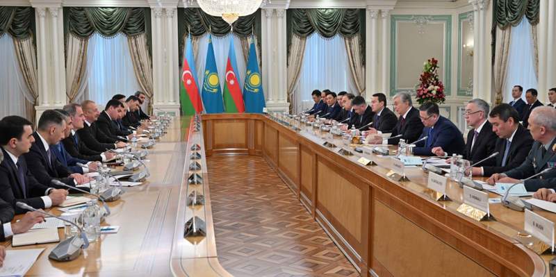 Қазақстан мен Әзербайжан Президенттері кеңейтілген құрамда келіссөздер жүргізді
