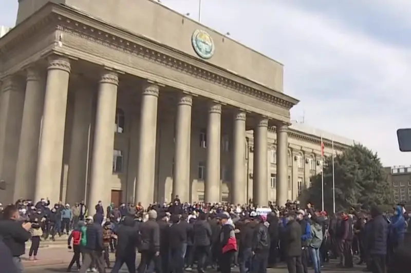 Бішкекте митингіге шыққан топ үкіметтен қару беруін талап етті 