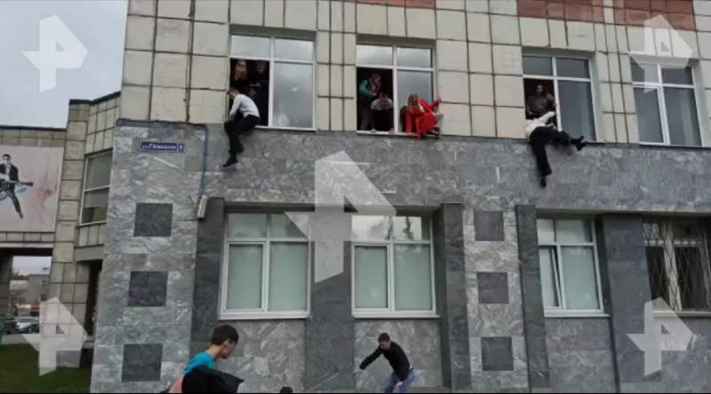 Терезеден секіріп қашып жатыр: Университетте белгісіз біреу атыс шығарды (видео)