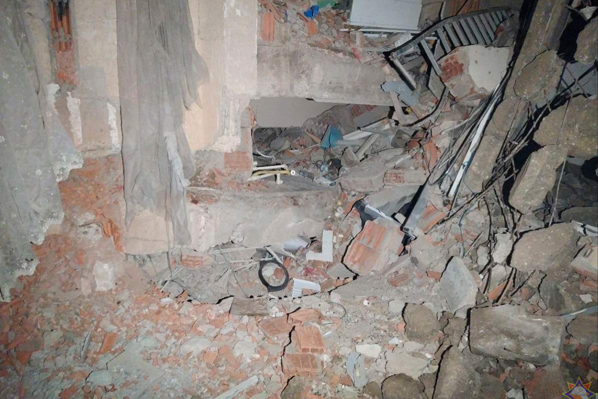 "Өлсем, қарызымды өтеңдер": Үйінді астында қоштасқан отбасы әлемді жылатты