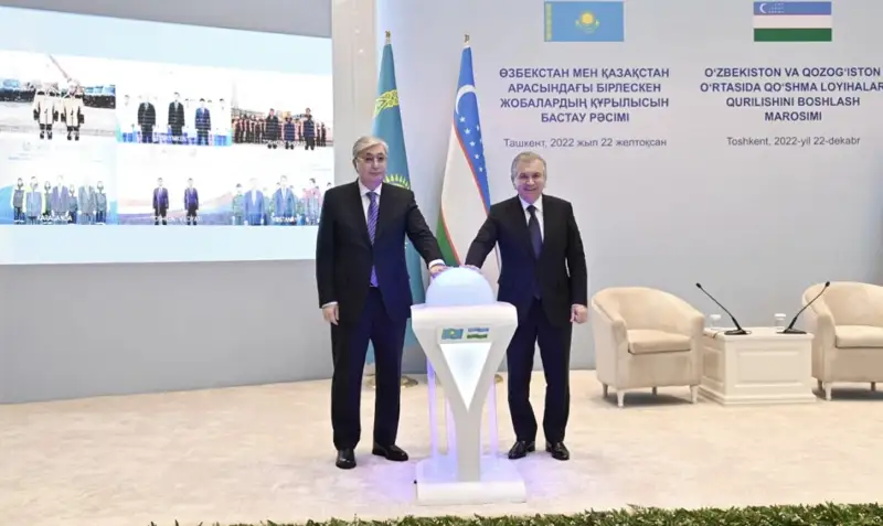 Тоқаев пен Мирзиёев бірлескен нысандардың құрылысын салтанатты бастау рәсіміне қатысты