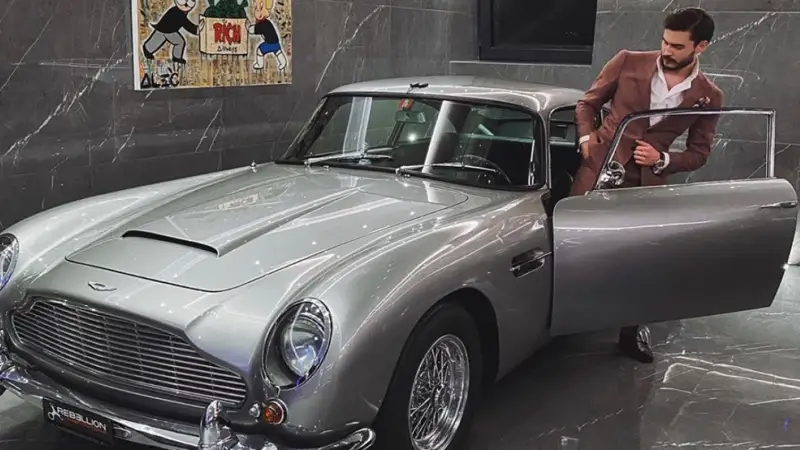 Димаш Джеймс Бондтың көлігіне мінді