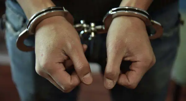 Алаяқ тұрғындардың 100 млн теңгесін қалтасына басқан