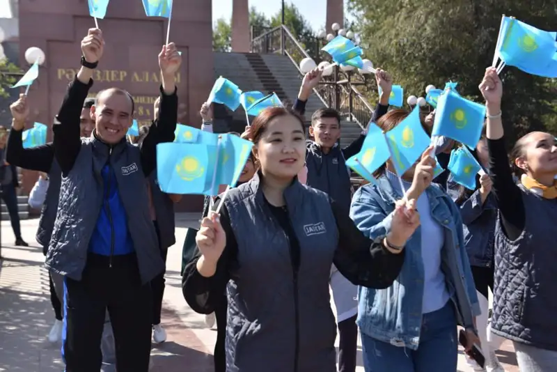 Шымкент жастары "Мен елімді сүйемін" акциясына қатысты