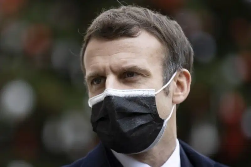 Макрон вирус жұқтырды