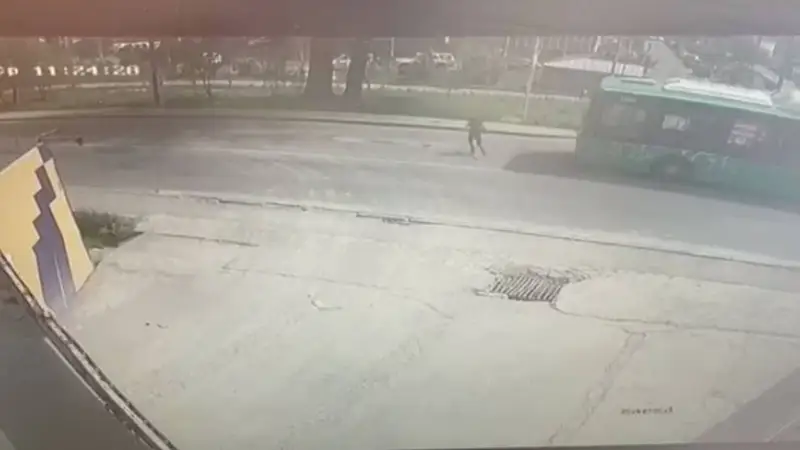 Алматыда жолды кесіп өтпек болған қызды автобус басып кетті