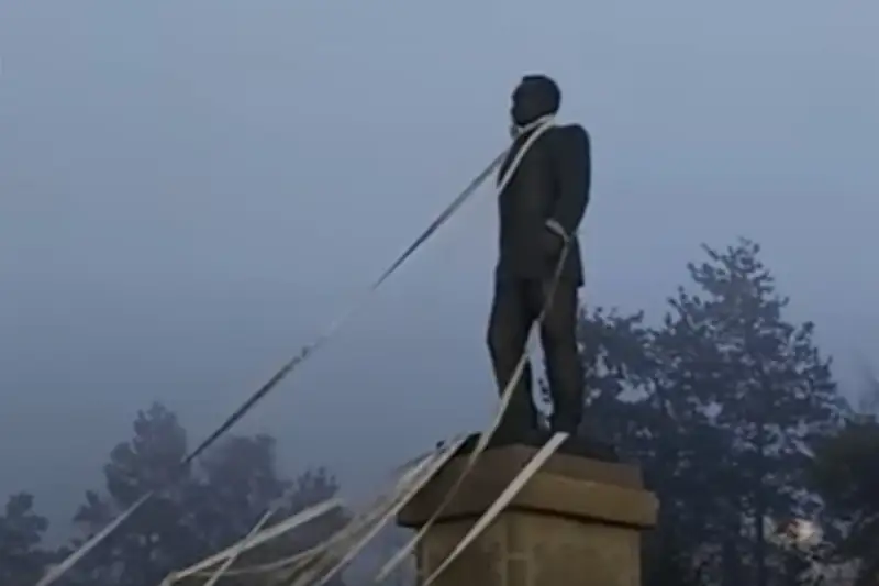 Талдықорғанда Назарбаевтың ескерткішін құлатқан жігіт қудаланып жатыр