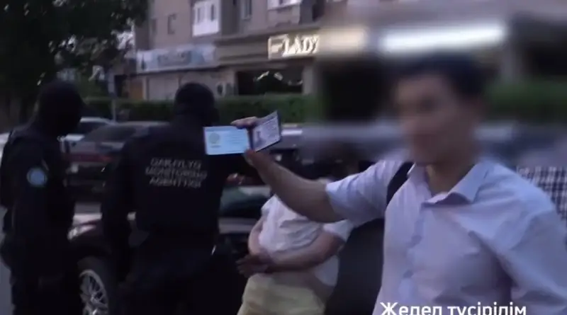 Астанада кәсіпкерлерді заңсыз сыйақы беруге мәжбүрлеген алаяқ ұсталды