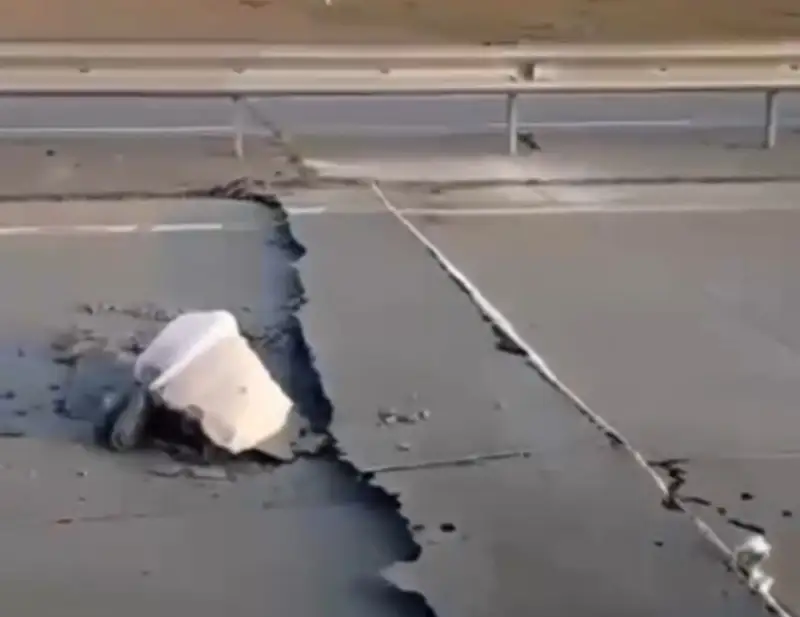 Алматы-Қорғас тасжолында бетон плиталар көтеріліп жатыр