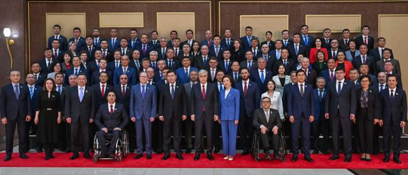 Президент депутаттармен бірге суретке түсті