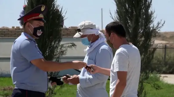 Полицейлер ерекше медициналық маска таратты 