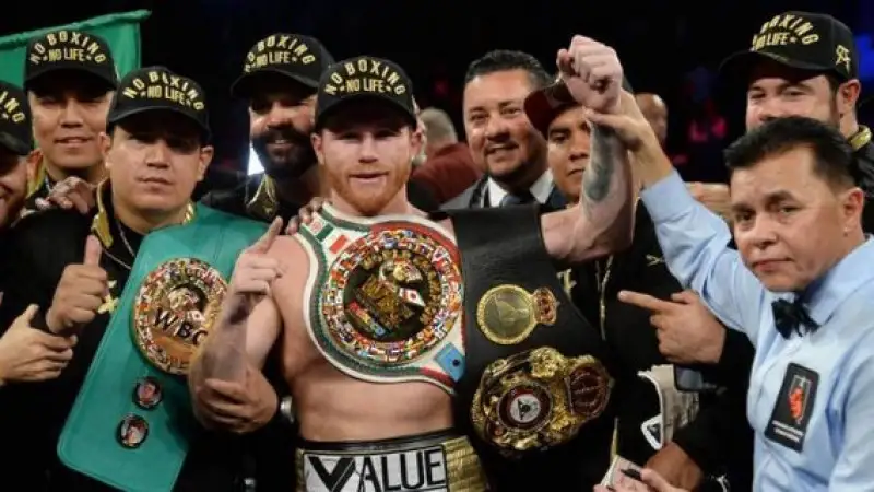 Канело чемпиондық белбеуден бас тартты