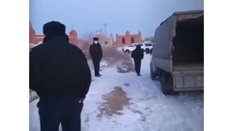 Полицейлер митингте қайтыс болған адамдардың мүрдесін қазып жатыр (видео)