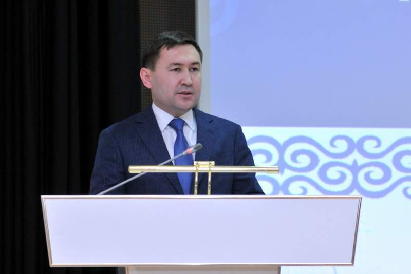 Шеттен кадр әкелу Әйтеновтің ескі әдеті ме?