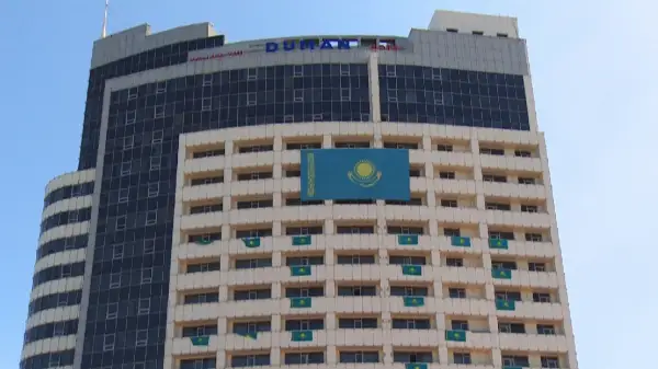 Елорда әкімдігі 28 мемлекеттік туды ілді 