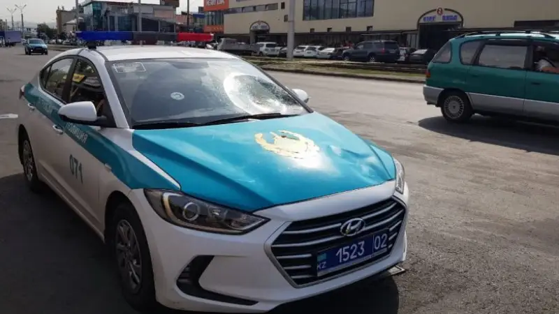 Алматыда полицей жаяу жүргіншіні қағып кетті