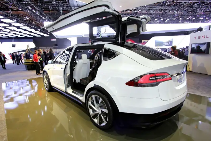 Tesla 2 миллионға жуық электромобилін кері қайтарып жатыр  