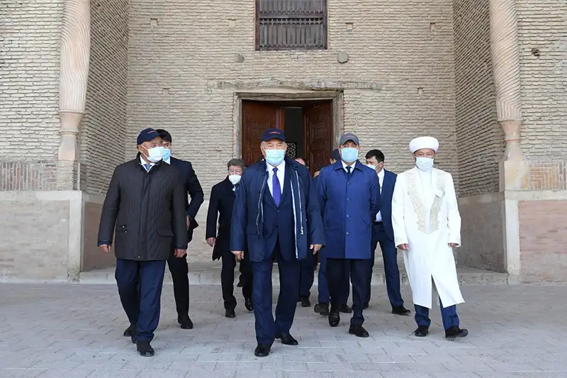 Нұрсұлтан Назарбаев Қожа Ахмет Ясауи кесенесінде барды