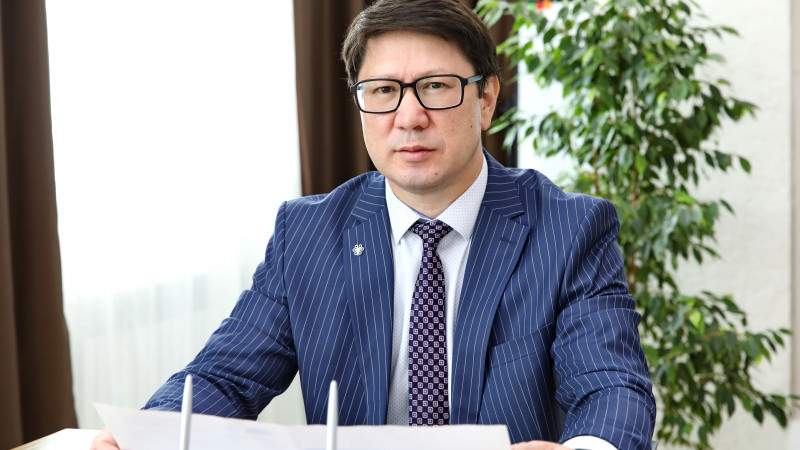1 млн 500 мың теңге айлық алатын шенеунік жалақысының аздығына шағымданды