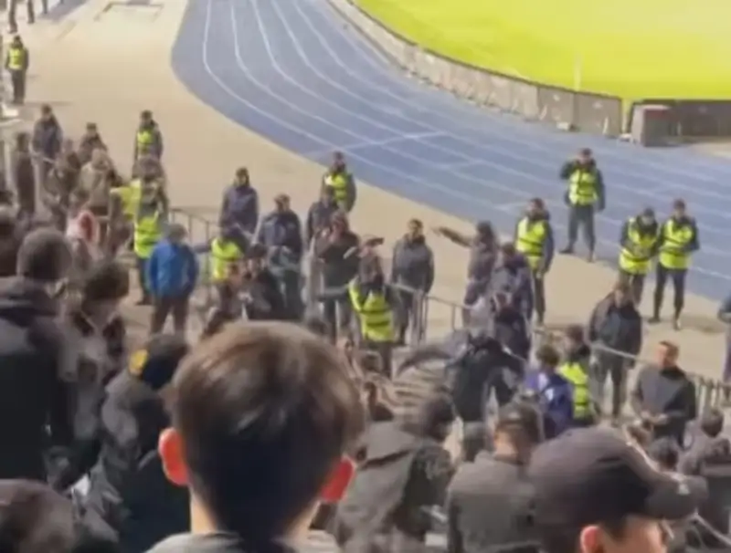 Алматыда футбол жанкүйерлері төбелес шығарды (видео)