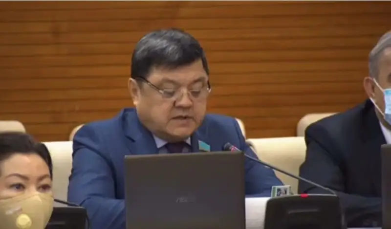 «Қотоқаев»: Мәжіліс депутаты президенттің фамилиясынан жаңылып қалды (видео)