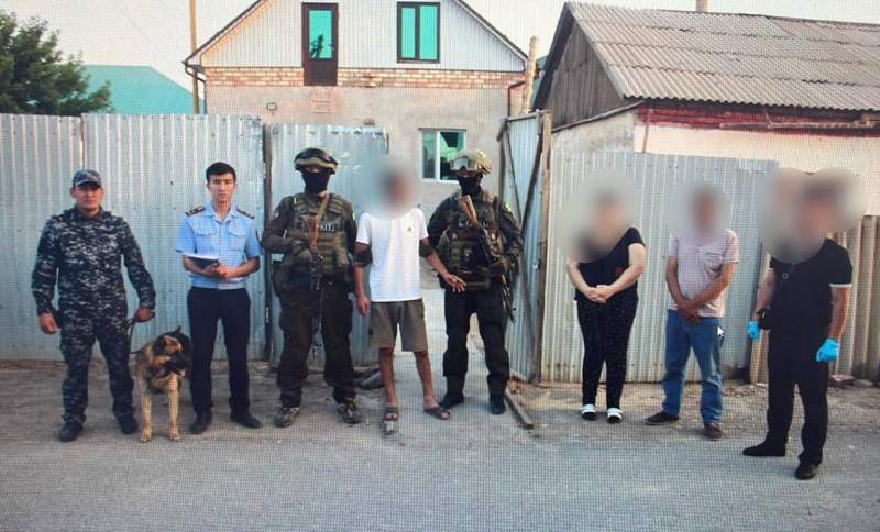 Қызылордалық тұрғынның үйінен аса ірі мөлшерде есірткі мен қару табылды  