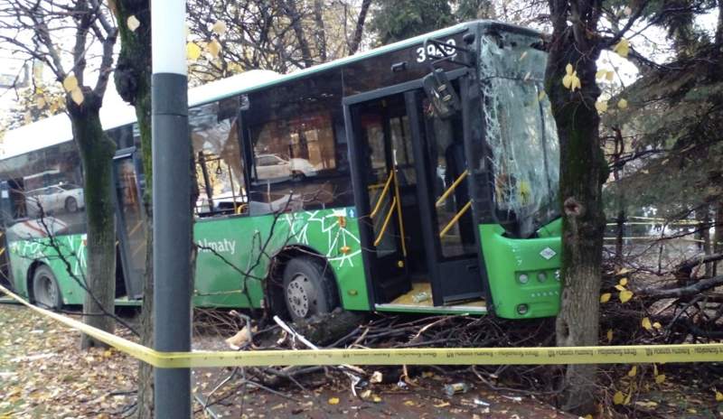 Алматыдағы автобус апаты: Қайтыс болған адамның кім екені белгілі болды