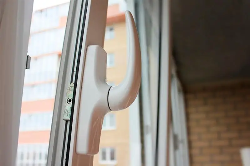 Сәби екінші қабаттың терезесінен құлап кетті 