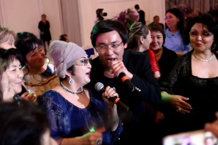 Тойға – 7 мың, тұсаукесерге – 5 мың доллар.... Әншілер қалай «күнелтіп» жүр?