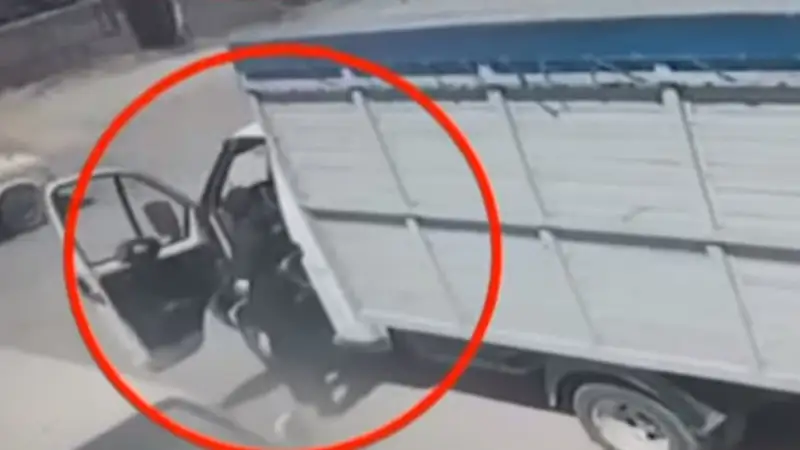 Екі қарақшы кәсіпкердің 700 мың теңгесін тартып алды