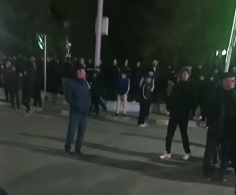 Жаңаөзеннің орталық алаңына 2000 адам жиналды – Олар  Астанада қамауға алынған мұнайшыларды босатуды талап етті