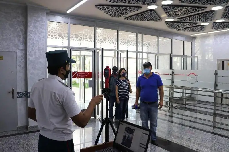 Ташкентте қоғамдық көлікте маскамен бірге медициналық қолғап киіп жүру міндеттелді
