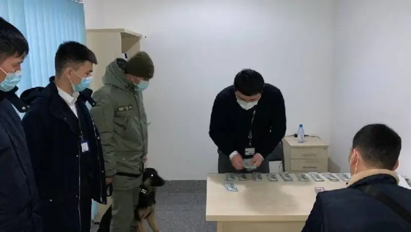 Ақтауда шетелге 15 мың доллар әкетпек болған азамат ұсталды