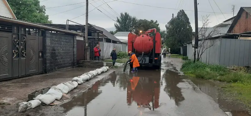 Алматыда су басқан учаскелерді тазалау үшін жедел штаб құрылды 