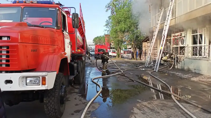 Алматыда өртеніп жатқан ғимараттан 7 адам құтқарылды 