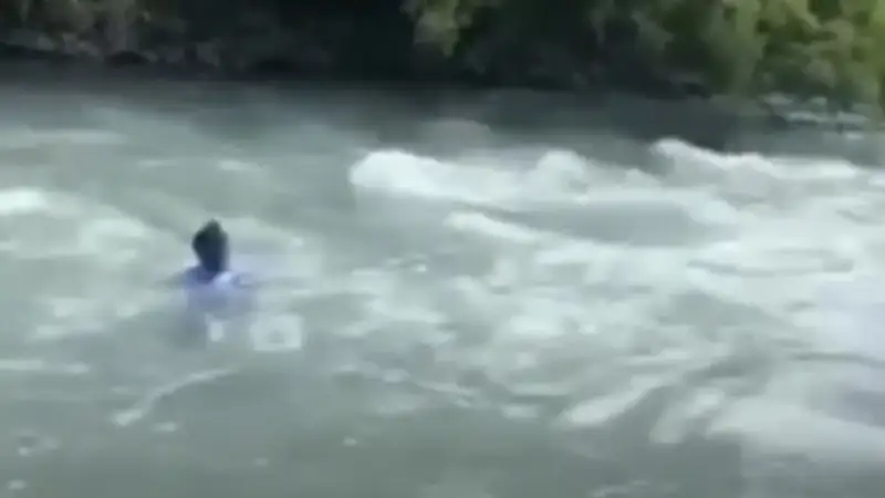  Өзенге секіріп кеткен: Пара алған аудан әкімі аппаратының басшысы ұсталды