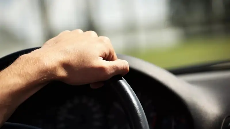 Атырауда жол жиегінде өртенген көліктің жүргізушісі іздестіріліп жатыр 