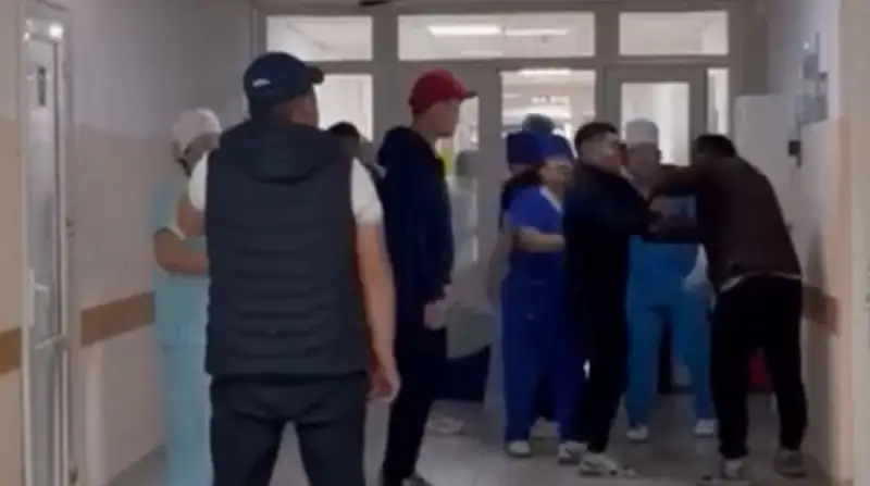 Талғар аудандық ауруханасында көз жұмған ер адамның ұлдары дәрігерлерді сабап, мәйітті алып кеткен