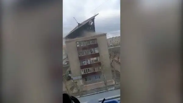 Ақмолада жел үш мектеп пен 40-қа жуық тұрғын үйдің шатырын ұшырып әкетті