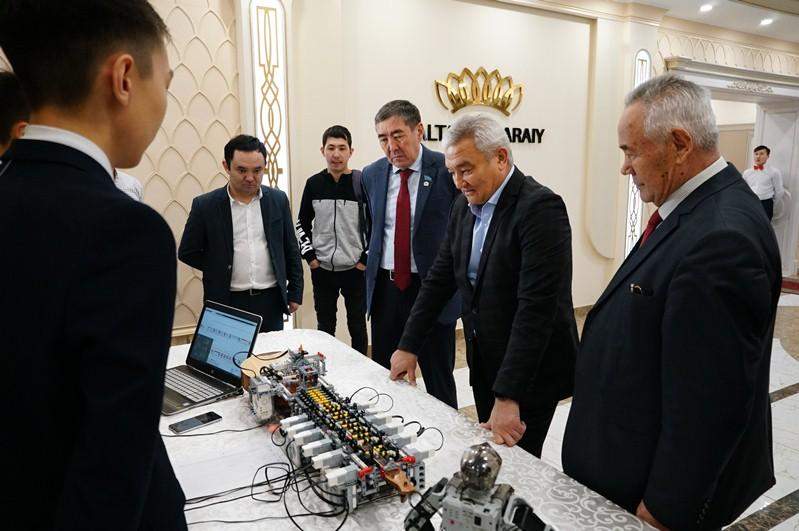 Қазақстандық робот домбыра тартады