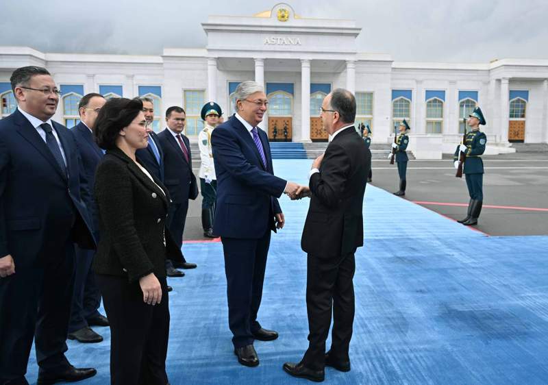  Қасым-Жомарт Тоқаев Албания Президенті Байрам Бегайды әуежайдан шығарып салып, жылы қоштасты