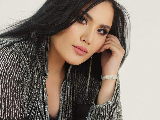 Шұлықтардағы сексуалды қалың жамбастар