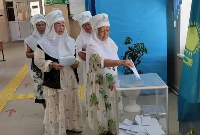 Референдумға ұлттық киіммен келген әжелер көпті сүйсінтті