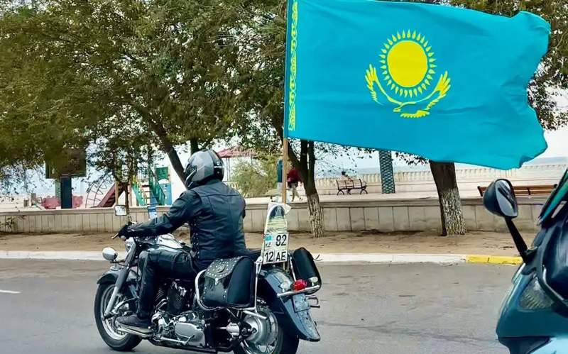 Ақтауда мотошеруге қатысқандар бір сағат көк байрақты желбіретіп қала көшелерімен жүріп өтті